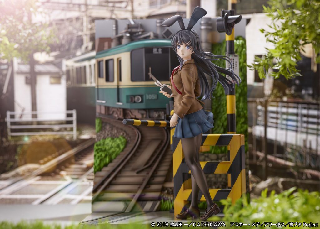 SHIBUYA SCRAMBLE FIGURE、TVアニメ『青春ブタ野郎はバニーガール先輩の夢を見ない』より、 予約受付中の「桜島麻衣 -江ノ電 Ver.-」「牧之原翔子  -江ノ島 Ver.-」 の購入者限定特典の新カットを公開！ CyberZ｜スマートフォン広告マーケティング事業